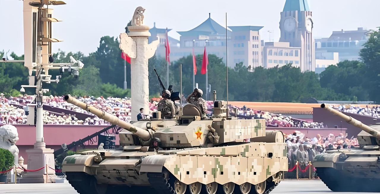 俄罗斯为了应对乌克兰的反坦克无人机，不仅给坦克加装了金属防护笼，还用橡胶垫把履带