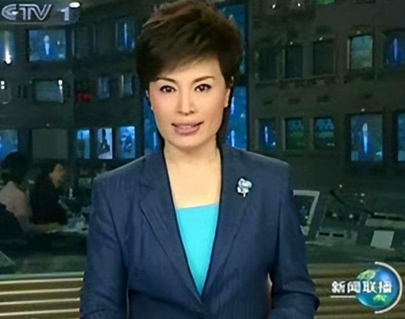 1998年，央视主播李瑞英正在新闻联播开播前十五分钟备稿，突然刺耳的电话铃声划破