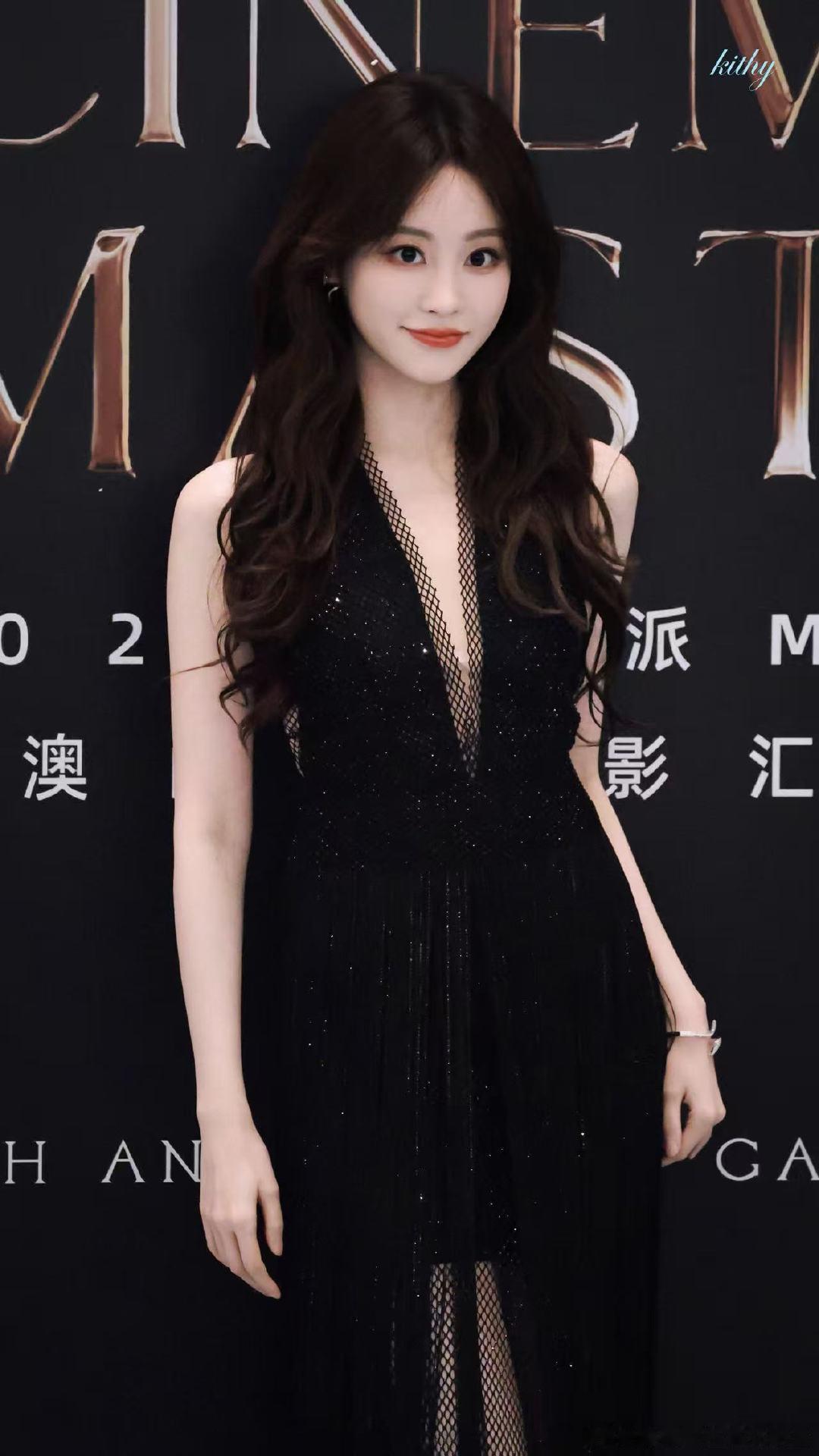 祝绪丹黑色亮片纱裙祝绪丹谁说甜美与酷感不能并存？澳门MAT盛典，一改往日公主风