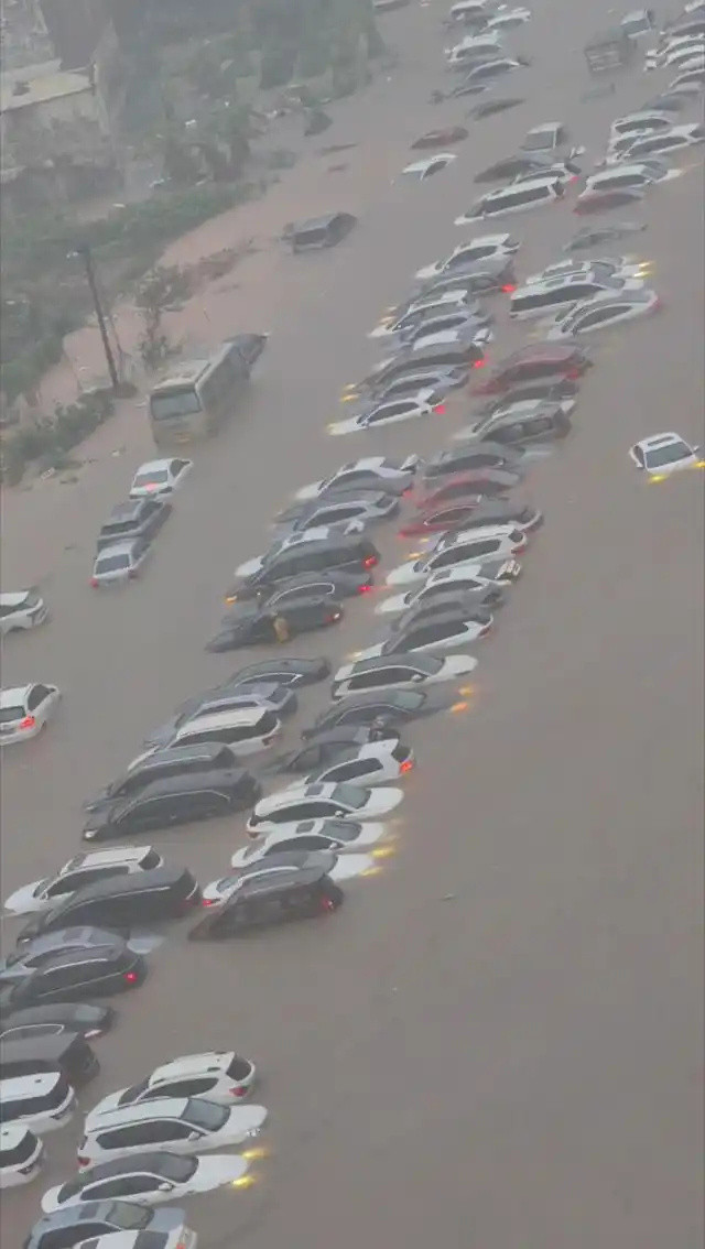 钦州居民回应大暴雨致多地被淹【车辆被淹、店铺被淹、行人被困、学校停课、开着船在路