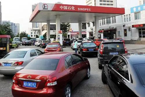 如果股市也像油价一样涨就好了！排队了四十分钟，终于轮到我加油了，一看92号油的价