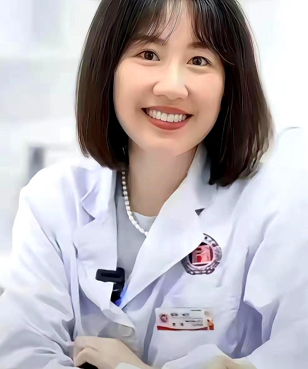 有些人生来就带着“原罪”。比如你专业能力很强，偏偏，长得又还不错。这就很要命