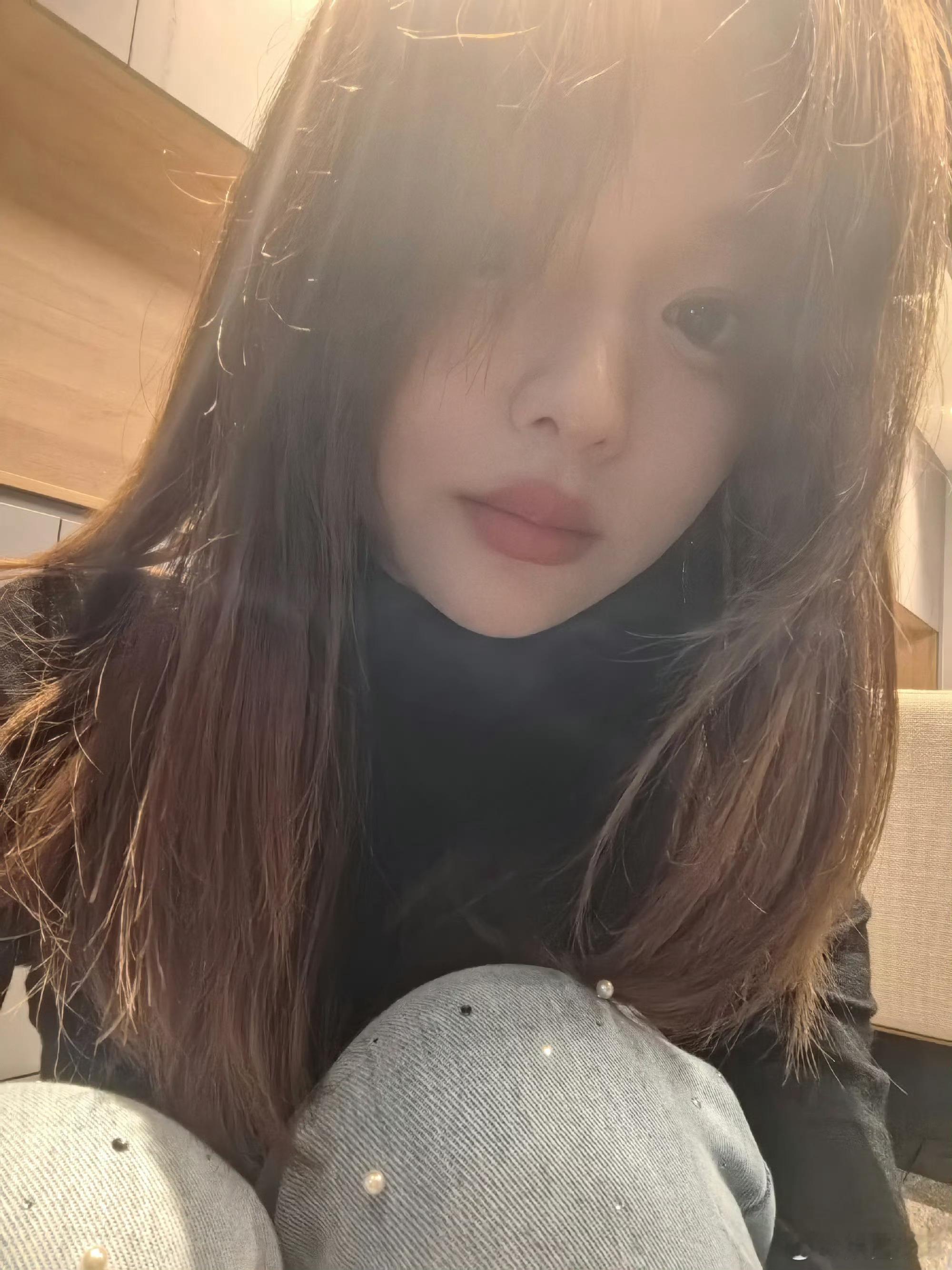 黄霄雲在AG主场观赛黄霄雲现身AG超玩会主场观赛，看来和王者荣耀的缘分不浅！粉丝