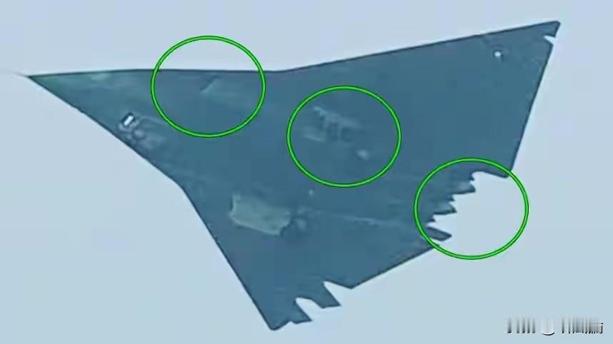 去年12月，“歼-36”头一架原型机叫人拍到。这才过了不到一年，第二架原型机也亮