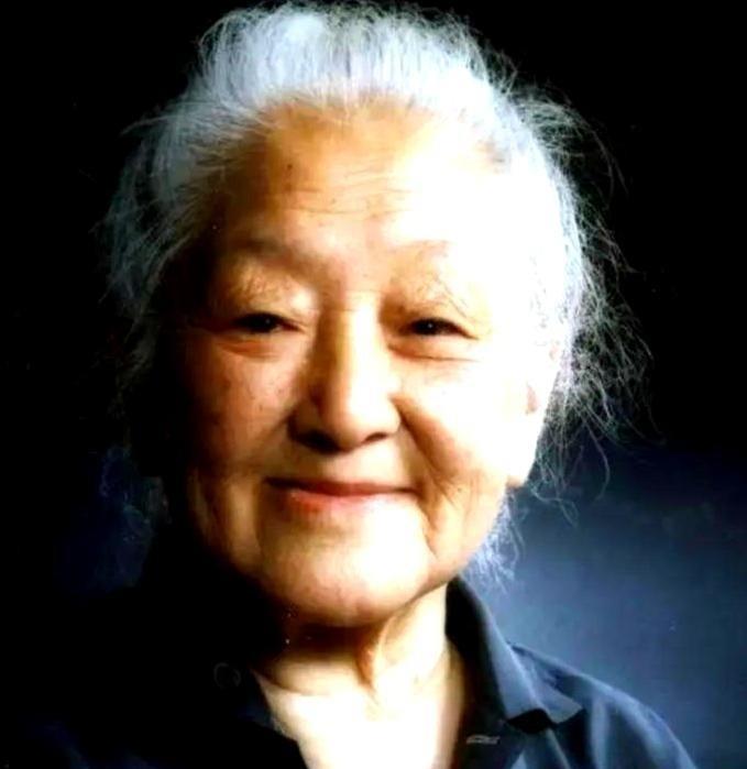 1978年，物理学家钱三强的夫人何泽慧前往集市采买，菜贩斜眼打量着她，语带轻蔑：