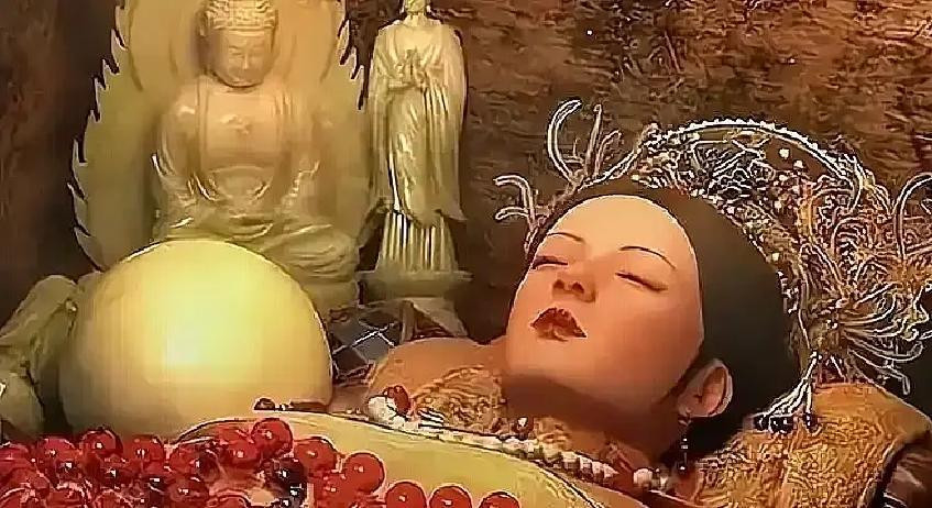 雍正驾崩，端妃被强行推入皇陵殉葬，石门即将闭合之际，一名洒扫宫女冲进来拼死将她拽