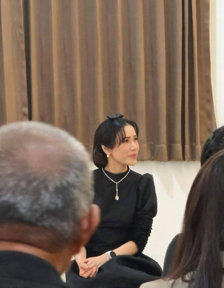 她居然敢在情人节穿一身黑泡泡袖，还戴着那对晃眼的黄钻耳钉？这女人真是活得明明白