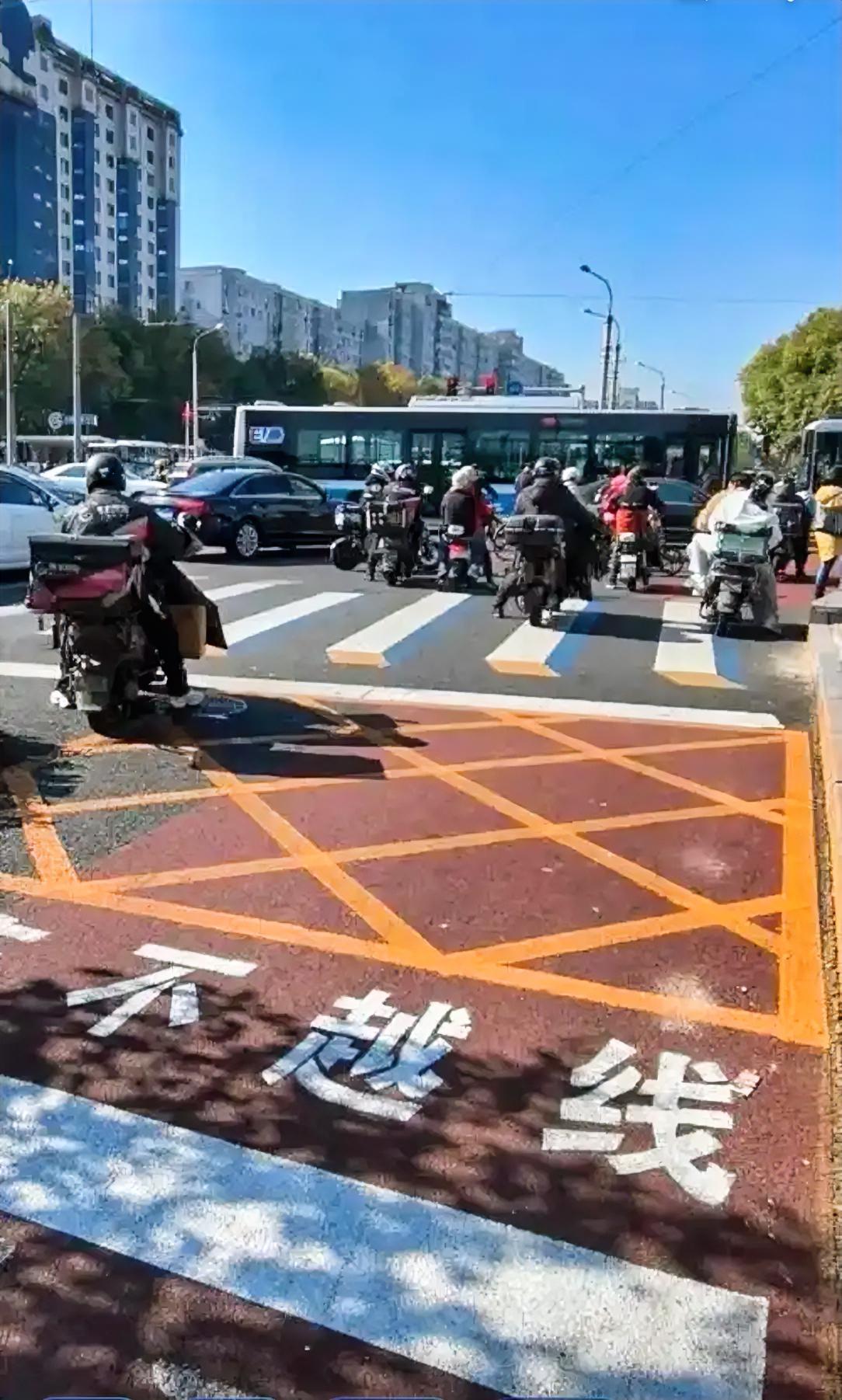 在山西太原的一些路口经常看到这样一种现象，当路口的红灯亮起时，一些电动自行车总是