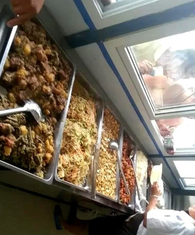 有个兄弟跟我说，他十年前在浙江温州做一个大项目的监理，与施工单位同吃。他说每