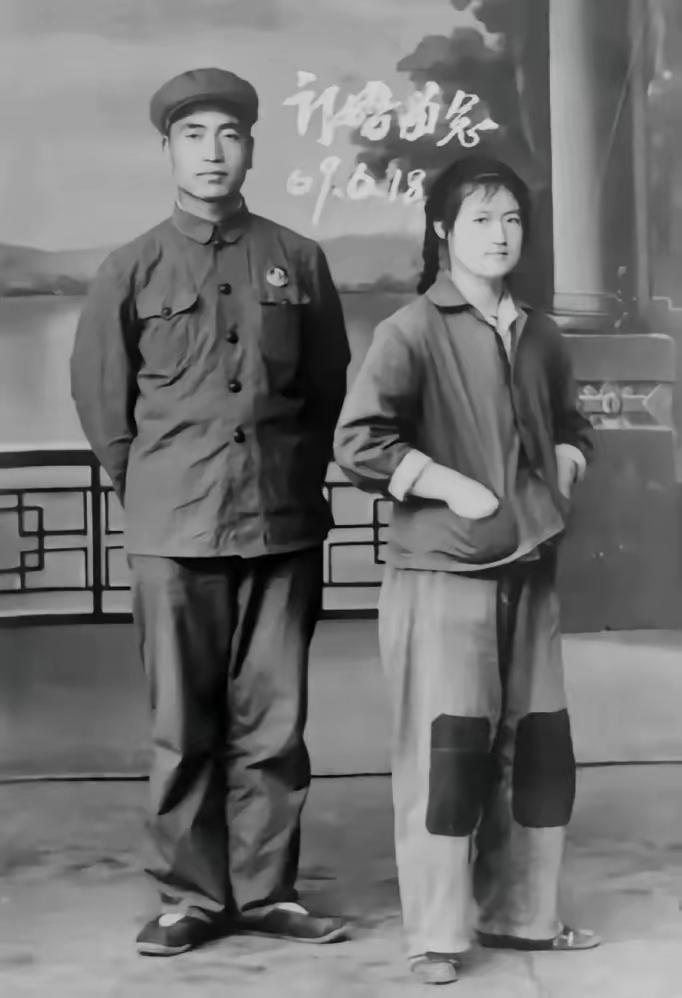 1969年6月18日，一对青年男女来到照相馆，拍下了这张订婚照。未婚夫长相帅气，