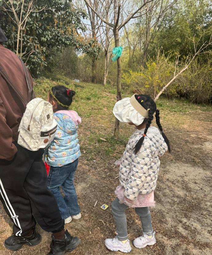 带娃下乡打野收获爆棚：满满一筐脆萝卜，一把鲜野葱，还有嫩菜心。忙活一上午，泡萝卜