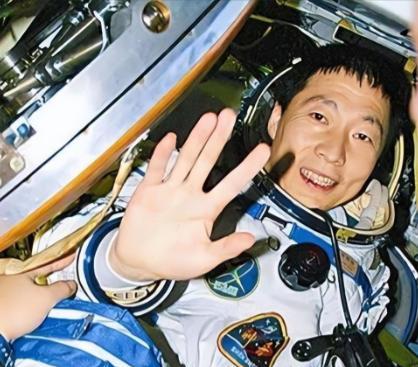 生死26秒！中国航天英雄杨利伟首飞惊魂：太空敲门声、舷窗爆裂背后的未再飞天真相