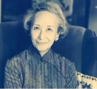 1973年，58岁的郑念拒绝出狱，她需要一个道歉。突然，暴跳如雷的监狱长，狠狠地