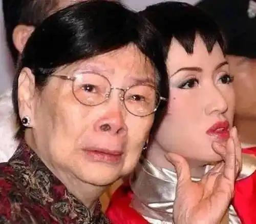 天后梅艳芳临终前，面对贪婪成性的亲妈指着鼻子痛骂不孝，手里握着整整两亿巨额遗产的