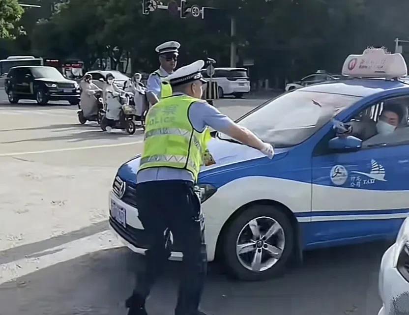 高考期间出这么大的事！出租车司机不顾性命连闯三四个红绿灯，给旁边司机看的一愣