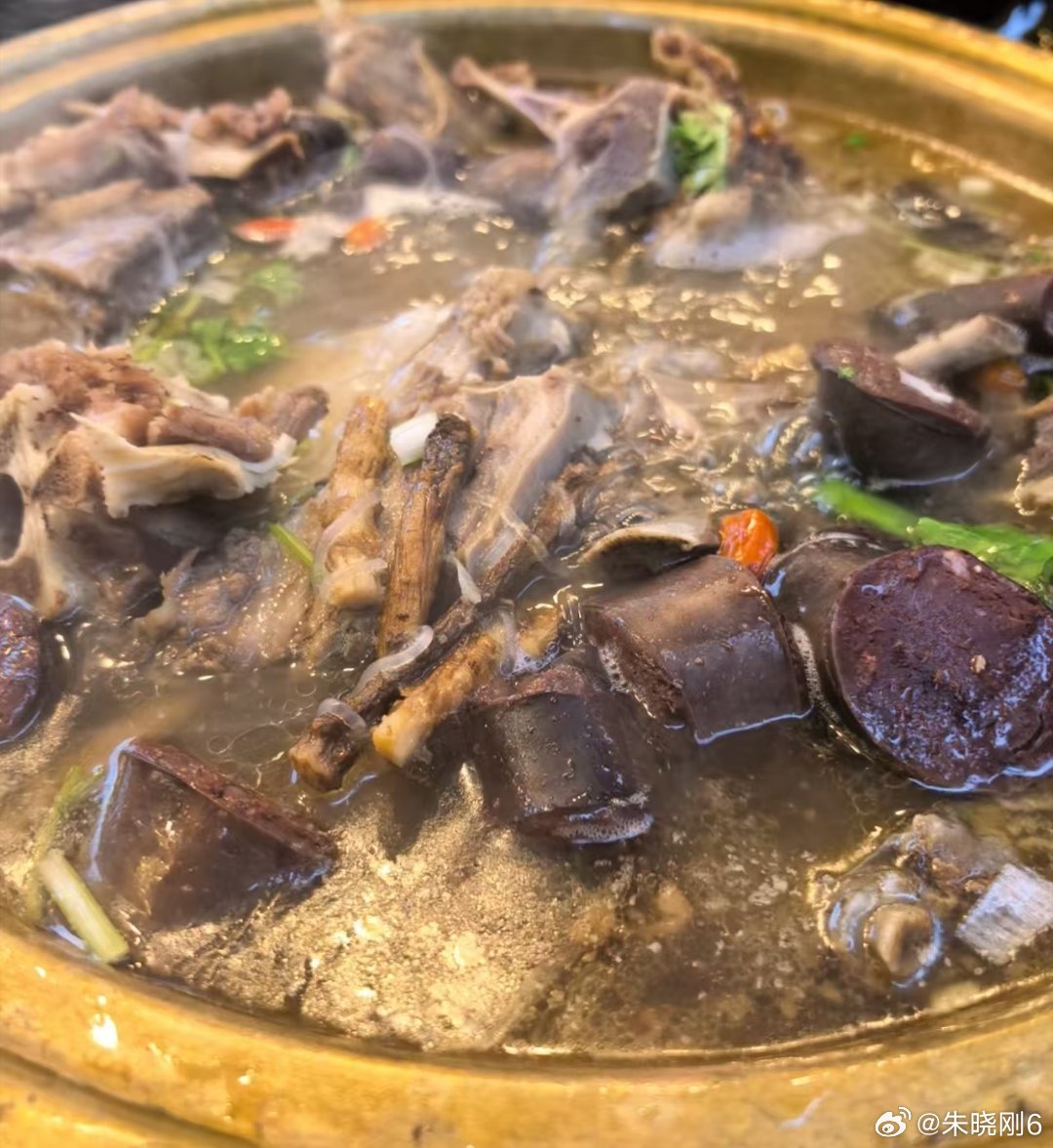 两只球队都赢球，干饭都特别香[666][666]大连英博2比1深圳新鹏城大连英博