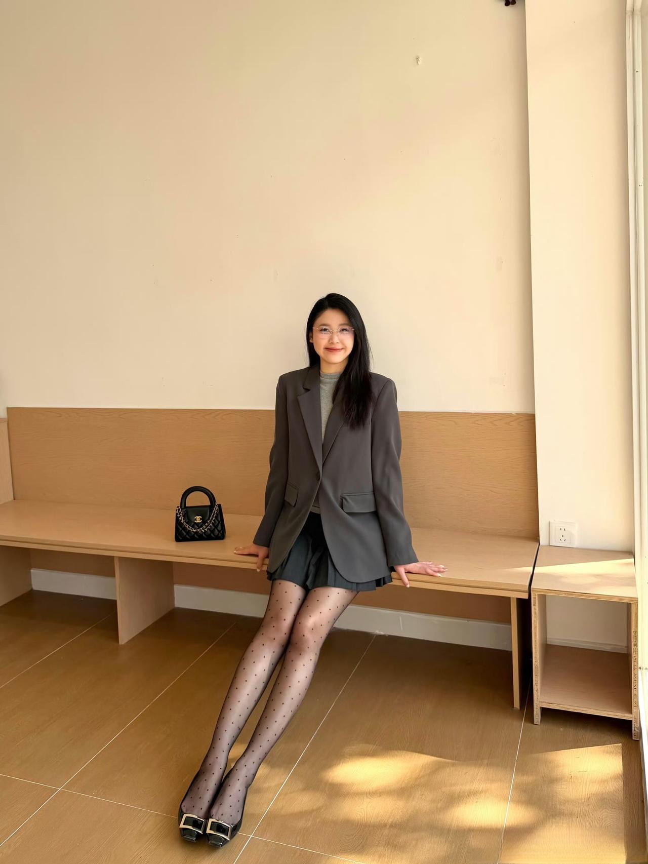 这套是“甜酷职场风”穿搭，把正式感和少女感融合得很巧妙：-外搭选了灰调宽