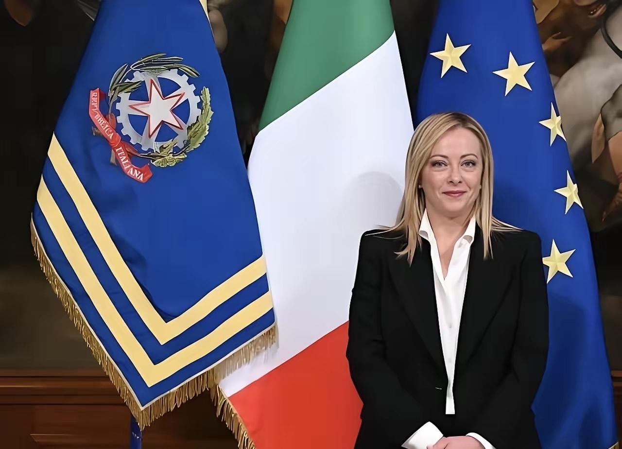 必须给意大利总理梅洛尼狠狠点赞！这两件事，办得太硬气、太清醒！第一件事，硬刚特