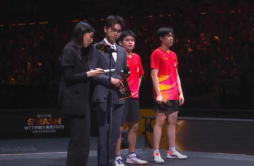 王楚钦/林诗栋拿下男双冠军的采访，我没搞明白，明明这主持人会英语和汉语，他