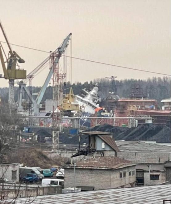 俄罗斯这下损失大了，3月25日一艘停泊在列宁格勒维堡造船厂的23550 型武