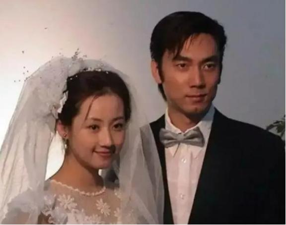 1994年，林依轮甩掉人老珠黄的发妻，转身娶了选美冠军西华，婚后他将600万积蓄