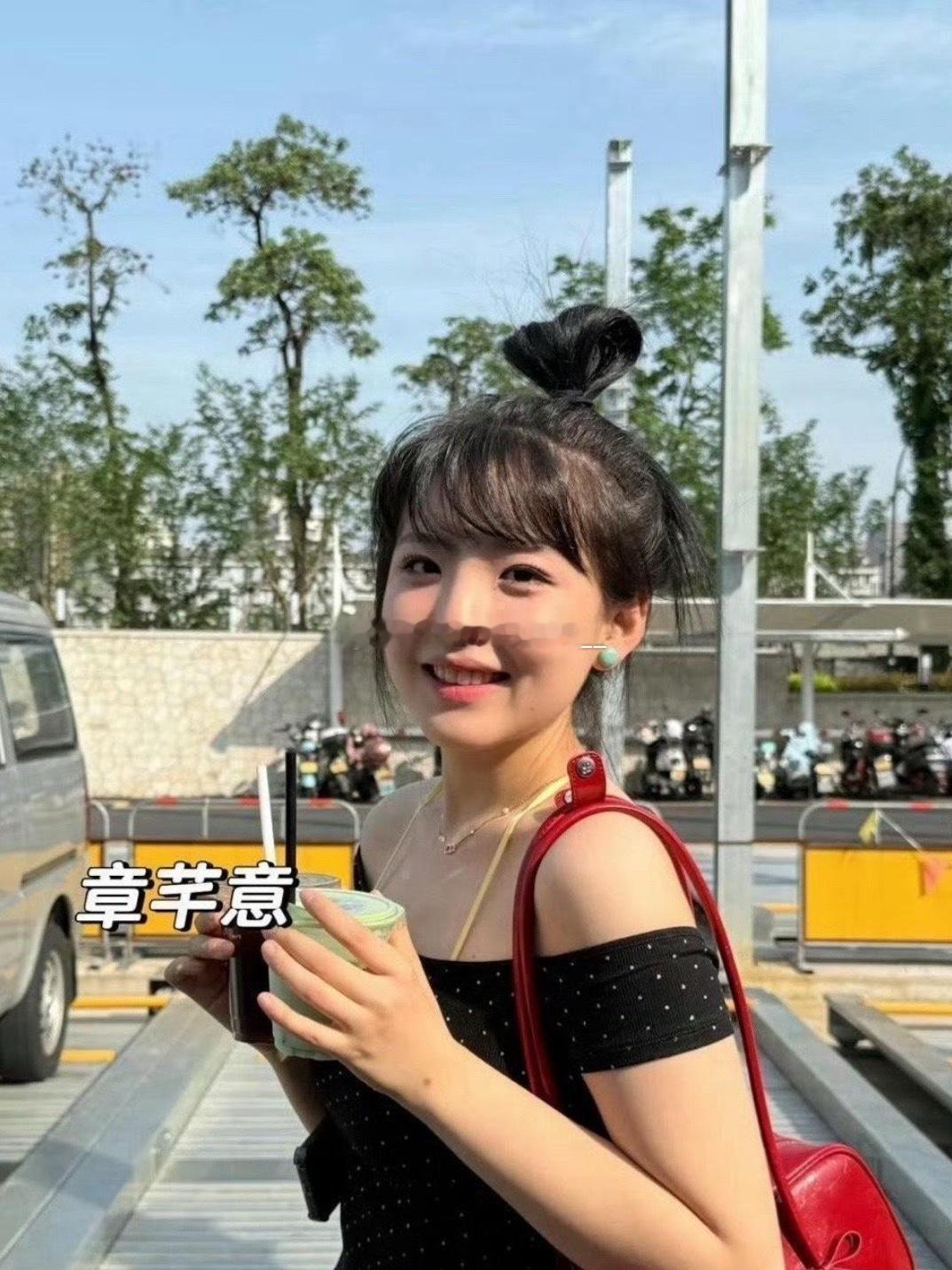 章家三姐妹，咋感觉都在模仿章若楠