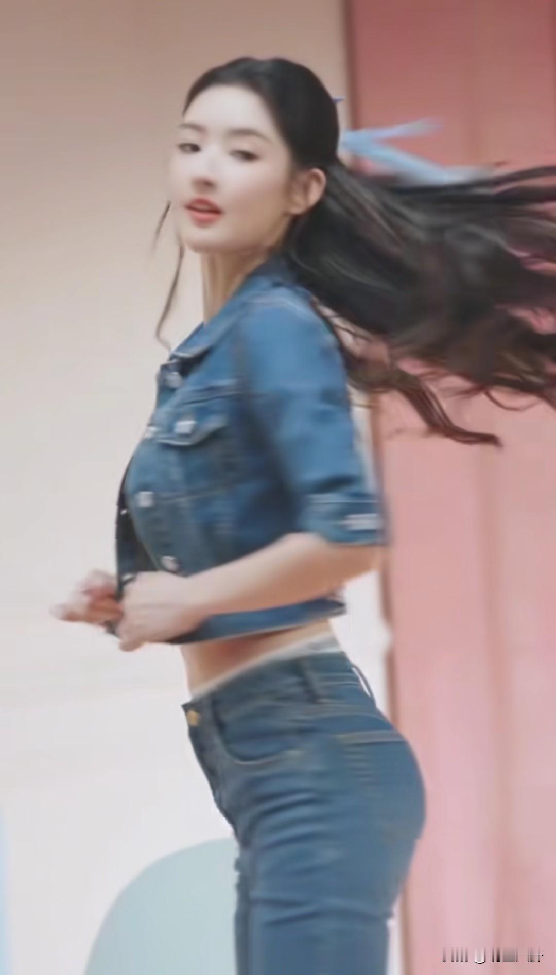 王玉雯极品身材，这是换赛道了[捂脸哭][捂脸哭][捂脸哭]真绝了我王姐，建模脸顶配身材