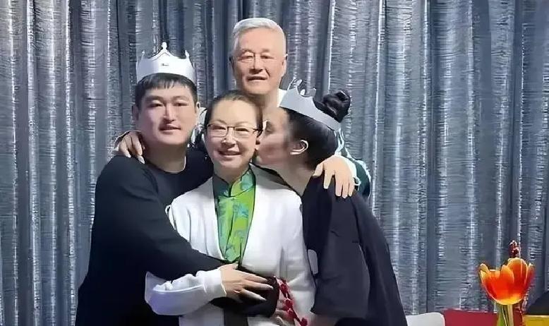 赵本山女儿球球直播随口说早餐花了130块，老爷子当场炸毛，电话打过去劈头盖脸一顿