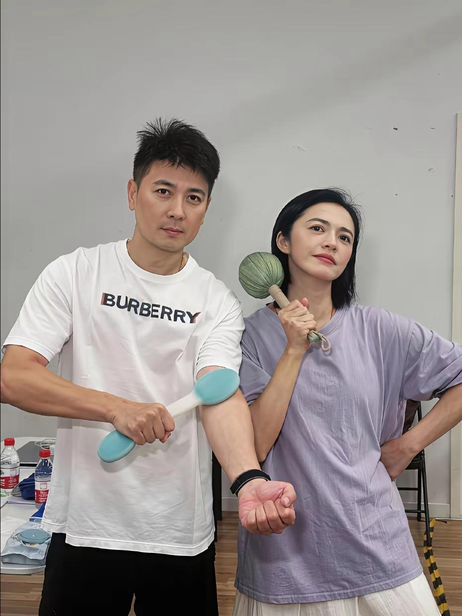 姚晨晒近照，她与保剑锋合影，还有张维伊等人，开心比手势的快乐。姚晨已经46岁