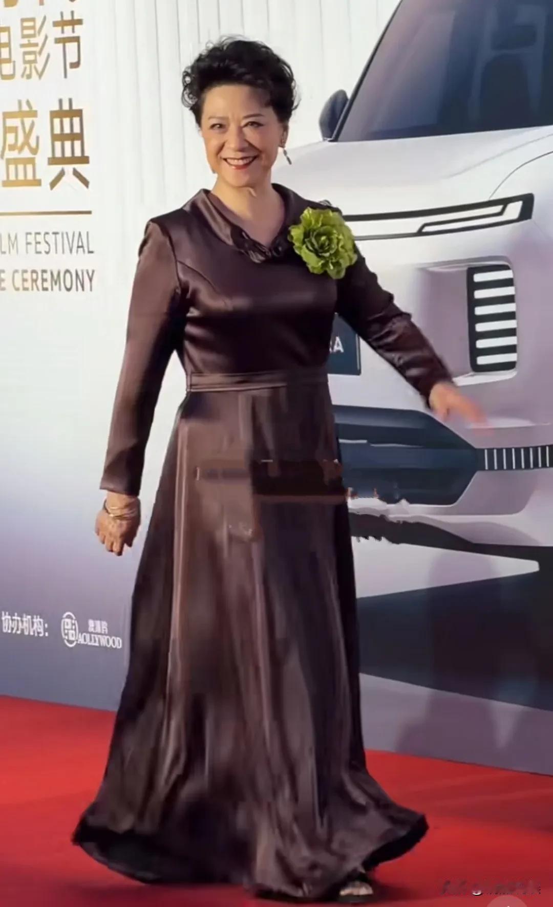 76岁的“天下第一嫂”王馥荔老师，参加新时代国际电影节颁奖典礼，她发型精致，穿着