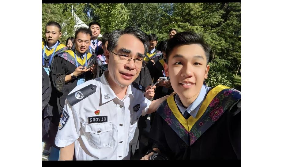 副部级的院长亲自和学生们合影，真是太暖心了！很多人会说这是什么警察大学，校长