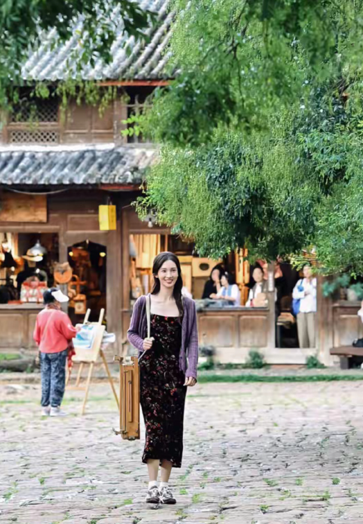 金晨现实中竟然长这样，白白嫩嫩的皮肤，这身材好完美​​​