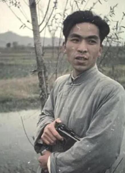 1947年，地下党被处决前婉拒房东送的断头饭：“我吃不下”，房东弯腰轻声说：“这