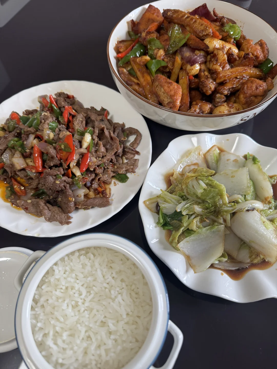 午餐：干锅鸡翅虾，爆炒牛肉，豆酱杭白菜 饭后甜品：西瓜鲜奶豆花 小食...
