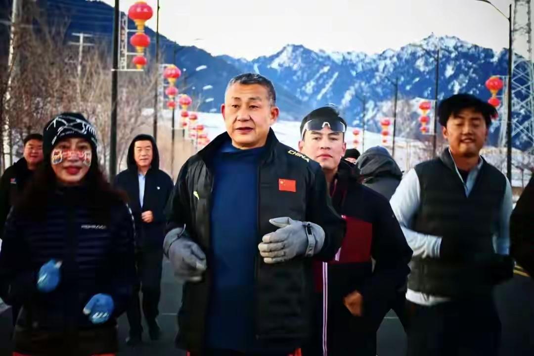 新疆企业家李建宏国外遭车祸去世，最伤心的人莫过于他的家人，李建宏遭车祸去世，