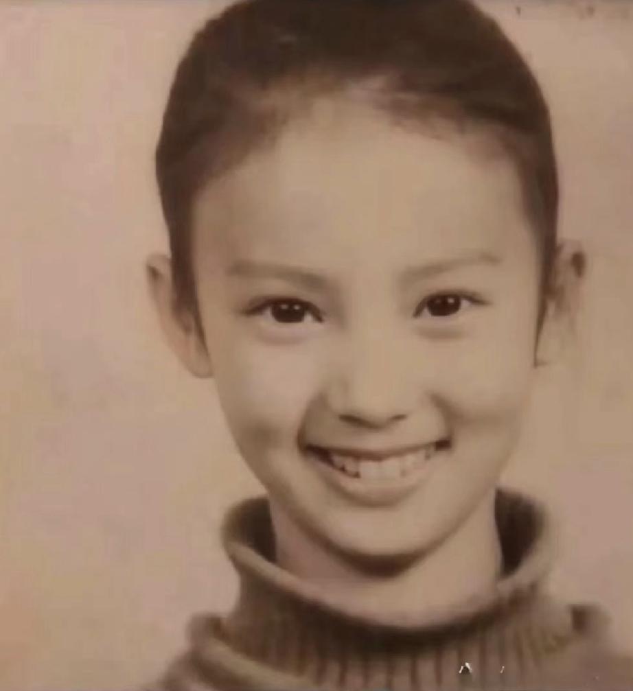 素颜的金晨也是很美的。她一家四口都是高颜值。姐俩的名字也好听。姐姐叫金梦，