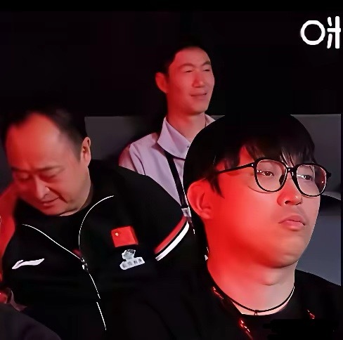 王励勤都被莎莎手足无措的样子，逗笑了！当时莎莎举手请求鹰眼，自己先不好意思了，笑