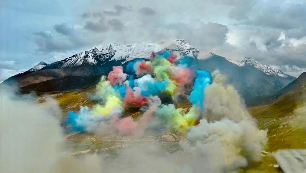 始祖鸟有点不懂，全世界、全国有那么多地方，为啥要选在喜马拉雅山5500多米