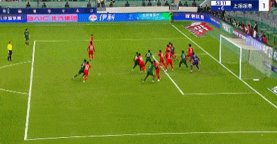 中超联赛北京国安对上海海港的比赛中出现禁区内踩踏动作是否红牌判罚的争议。北京国