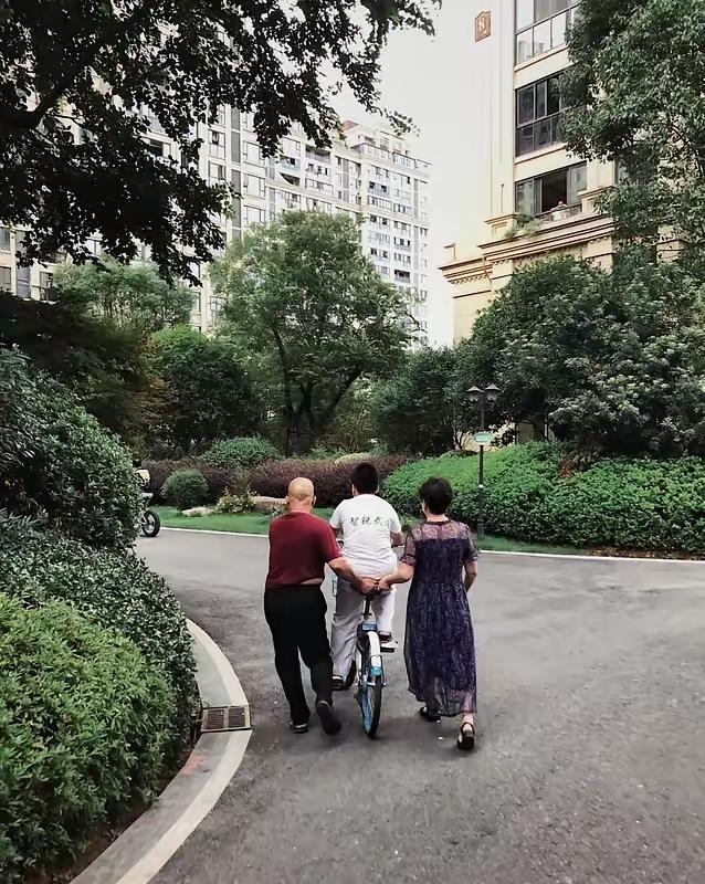 当年爸爸死活都要离婚，要和真爱双宿双飞。妈妈一哭二闹三上吊，爸爸却不为所动。后来