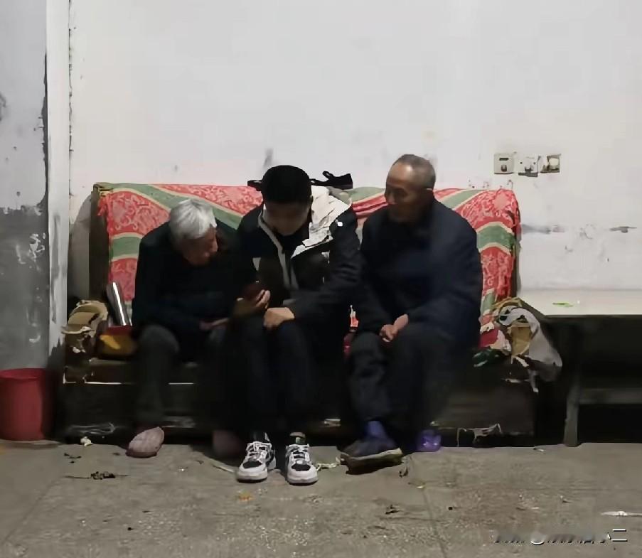 原来南京双胞胎哥哥原名叫做朱进，养父母家原来有一个儿子因为出意外离开了人世。这