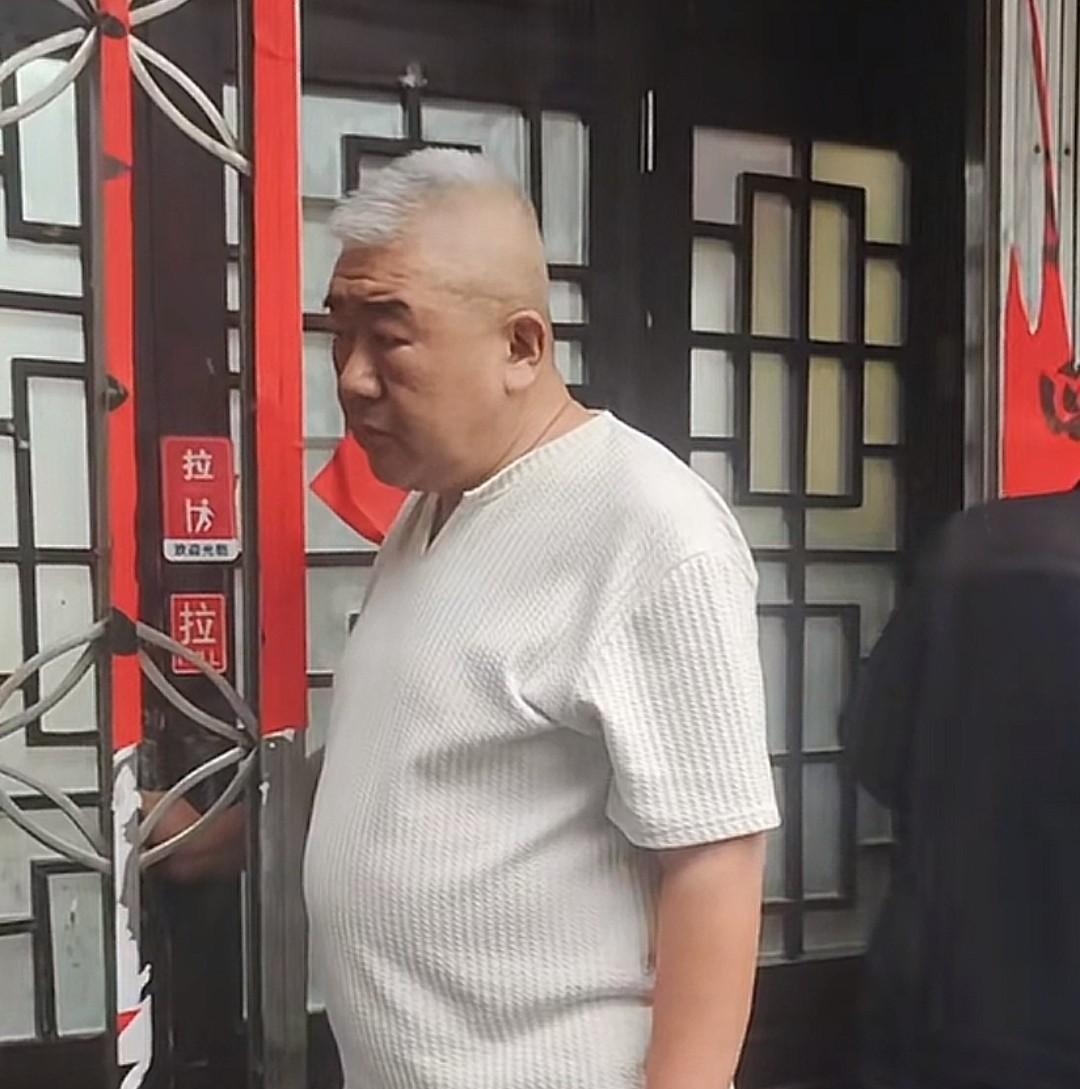 听云轩广茗阁茶楼，房东已经锁门了，听云轩、曹云金一点体面都没有了，听云轩没有任何
