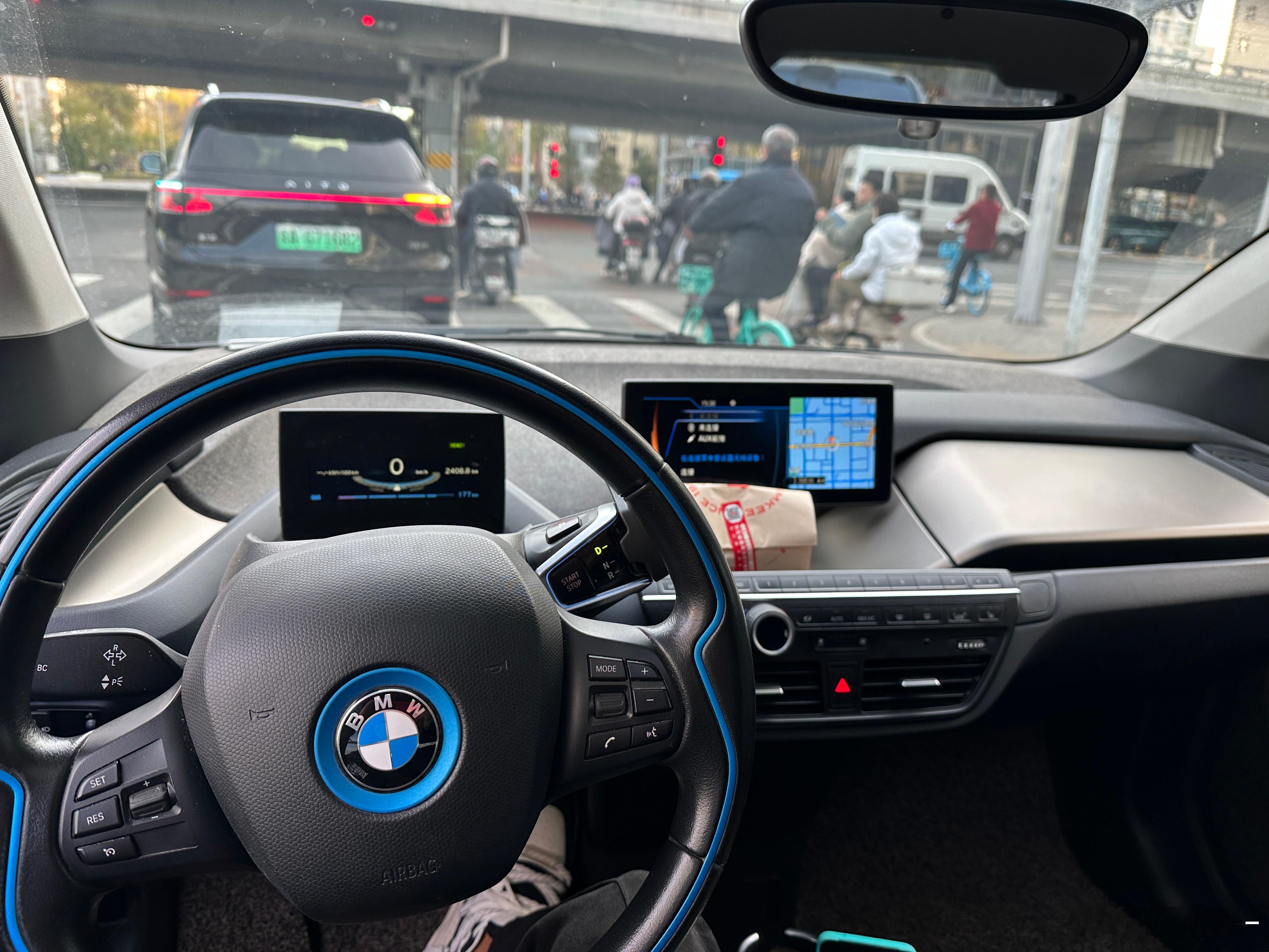 说真的，宝马真应该复活这小玩意儿，i3这个名字不应该用在油改电的电3系。小巧灵活