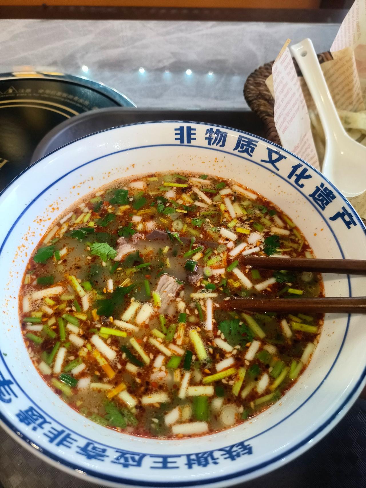 城东这边开了一家王应奇的羊肉汤，前两天来说是在装修。今天路过发现试营业了，就果断