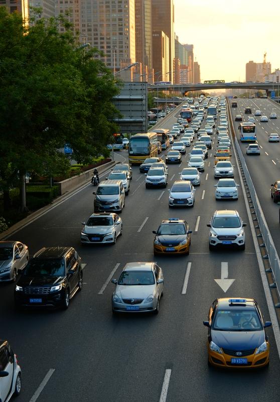 四年前，朋友接盘了一只股票，那价格，400元一股，比过年老母鸡还贵。他一口气“请
