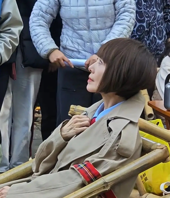 成都街头偶遇鲁豫她瘦成皮包骨的模样不好看，57岁发量惊人鲁豫57岁了，还是留