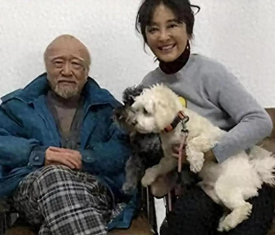 钱再多有什么用？79岁李保田近况曝光，住处杂乱，喝10元桶装水。一张维修师