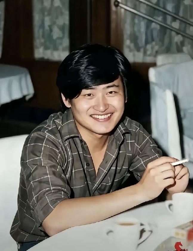 年轻的刘欢不胖也很帅。他给足了女儿满满的父爱，发福的他陪妻子一起慢慢变老，两人