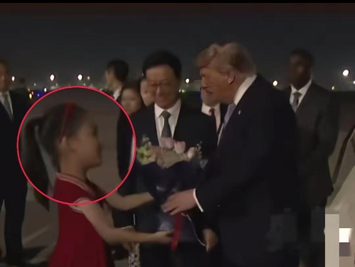 “最动人的不是盛大仪式，是这抹稚嫩的中国暖意…​​昨晚的迎接仪式，盛大又庄重，