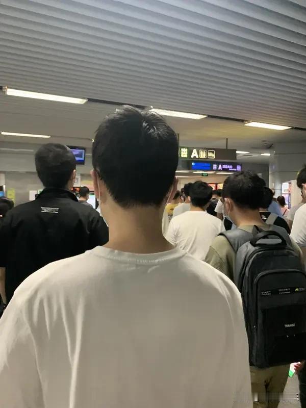 深圳地铁男子未让座遭女子辱骂推搡广东深圳的一处地铁车厢内发生了一起引发广泛